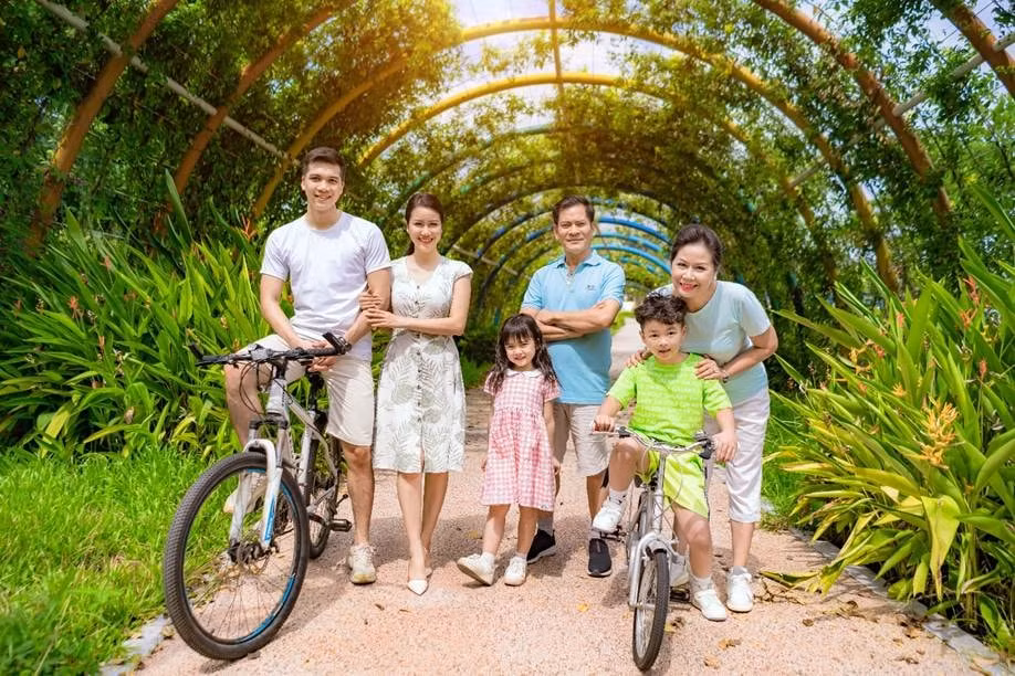 Cả gia đình dạo chơi tại công viên thuộc Khu đô thị mới Dương Nội