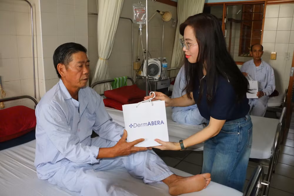 Đại diện các nhà báo trẻ VTV8 trao quà đến người bệnh.