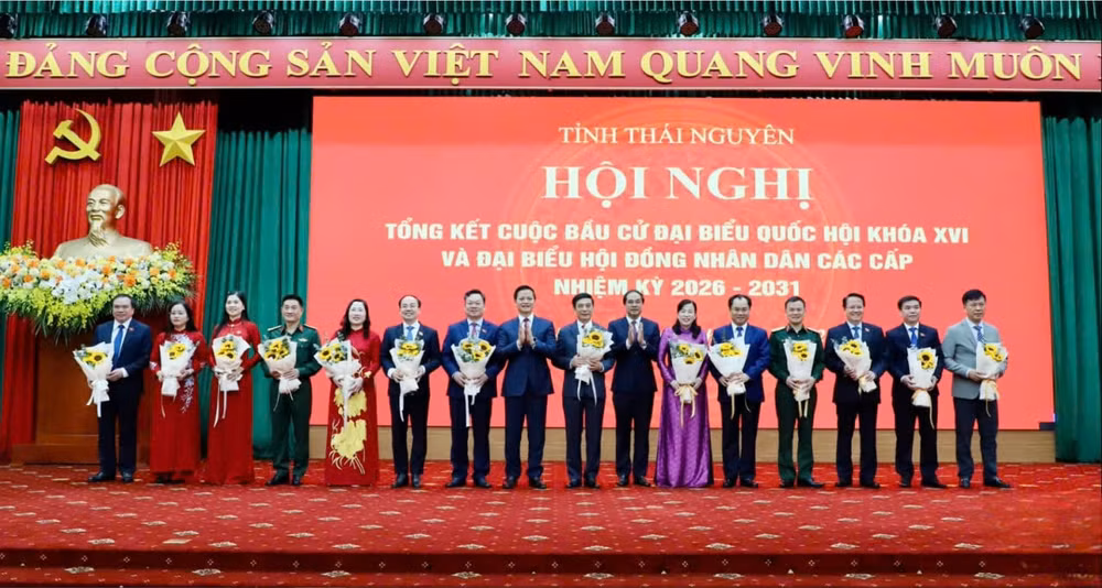 Lãnh đạo tỉnh chúc mừng các ứng cử viên trúng cử đại biểu Quốc hội khóa XVI. Ảnh: BTN