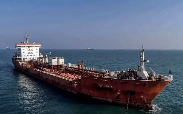 Hình minh họa: Bức ảnh này được chụp vào ngày 31 tháng 10 năm 2022, cho thấy một tàu chở dầu bị lực lượng hải quân Iran bắt giữ tại cảng Bandar Abbas ở miền nam Iran. (IRNA / AFP)