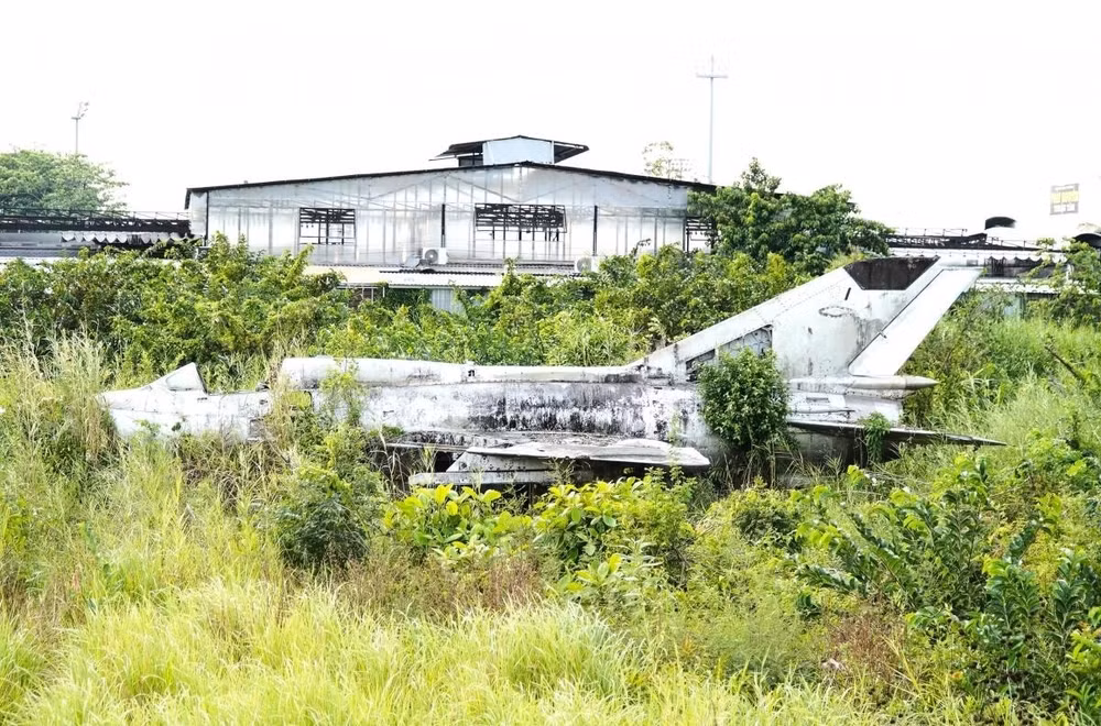 Chiếc máy bay MiG-21 bị bỏ không tại phường An Xuyên.