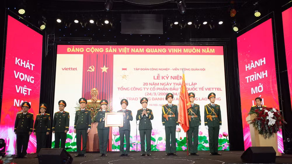 Anh 2 - Viettel Global nhan danh hieu Anh hung lao dong tu Dai tuong Phan Van Giang