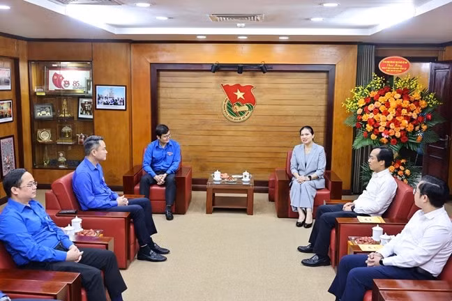 Bà Hà Thị Nga, Ủy viên Trung ương Đảng, Phó Bí thư thường trực Đảng ủy MTTQ, các đoàn thể Trung ương, Phó Chủ tịch – Tổng Thư ký Ủy ban Trung ương MTTQ Việt Nam chúc mừng Trung ương Đoàn TNCS HCM. Ảnh: Minh Đức