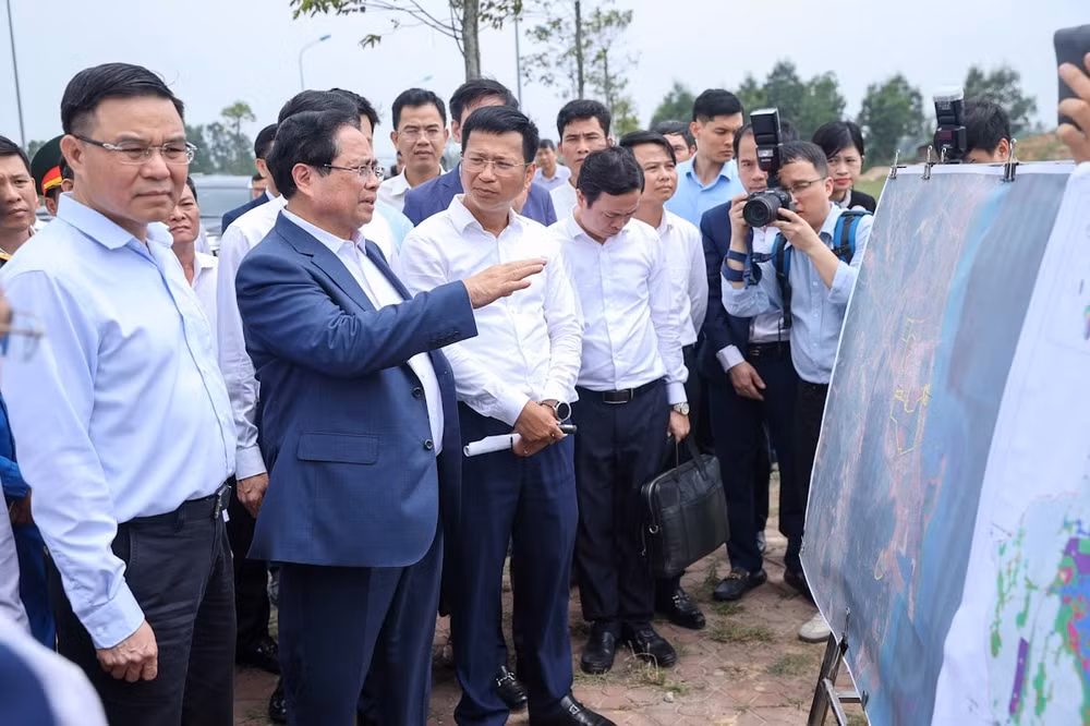Thủ tướng làm việc tại Nhà máy Lọc hóa dầu Nghi Sơn và khảo sát địa điểm xây dựng kho dầu chiến lược- Ảnh 1.