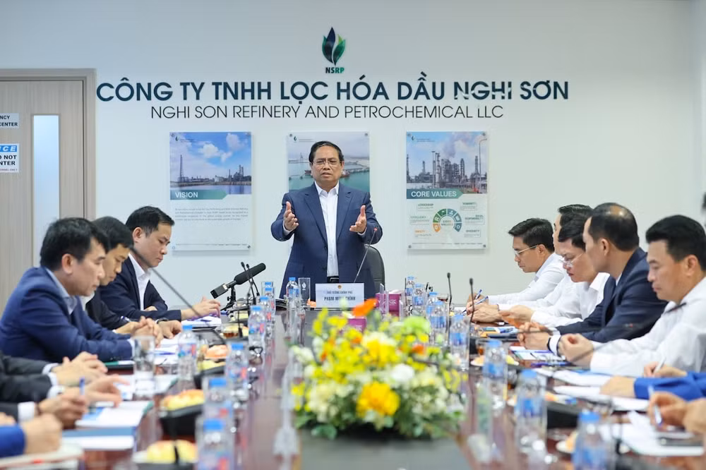 Thủ tướng làm việc tại Nhà máy Lọc hóa dầu Nghi Sơn và khảo sát địa điểm xây dựng kho dầu chiến lược- Ảnh 4.