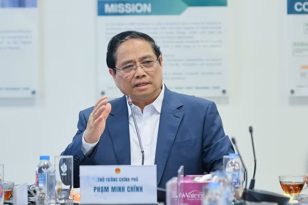 Thủ tướng làm việc tại Nhà máy Lọc hóa dầu Nghi Sơn và khảo sát địa điểm xây dựng kho dầu chiến lược- Ảnh 2.