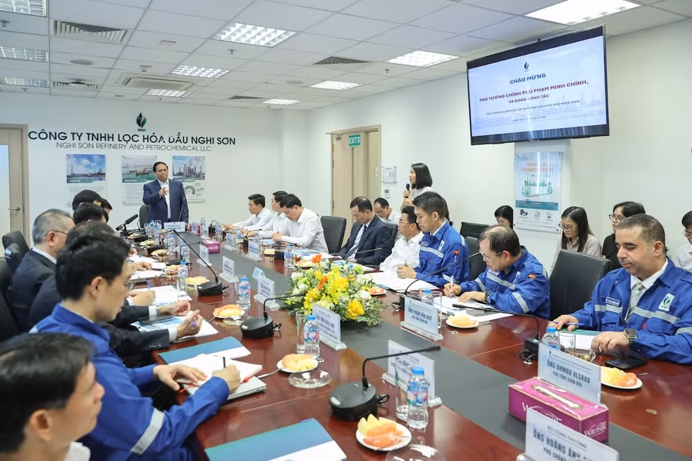 Thủ tướng làm việc tại Nhà máy Lọc hóa dầu Nghi Sơn và khảo sát địa điểm xây dựng kho dầu chiến lược- Ảnh 6.