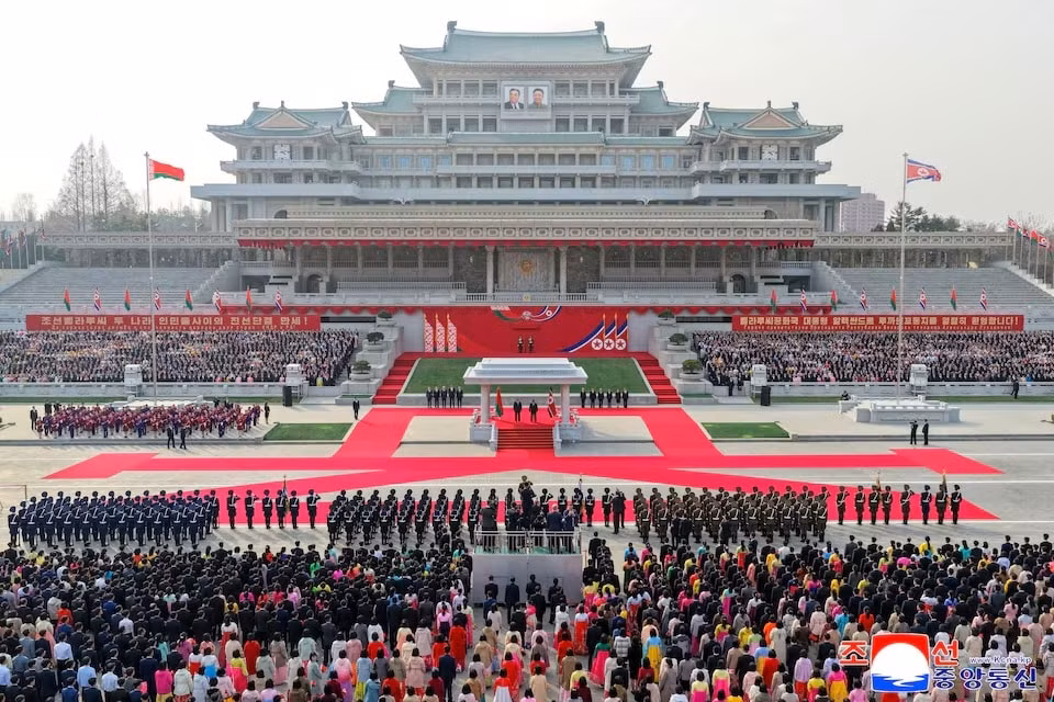 Quang cảnh Nhà lãnh đạo Triều Tiên Kim Jong Un chào đón Tổng thống Belarus Alexander Lukashenko tại Bình Nhưỡng, Triều Tiên, ngày 25 tháng 3 năm 2026