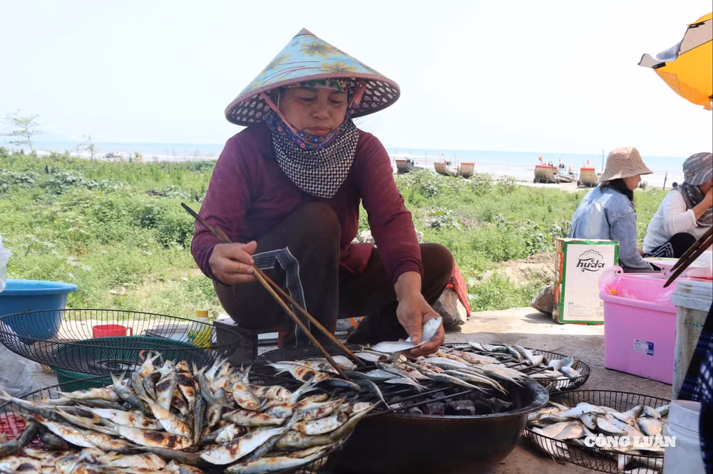 Những con cá tươi nướng trên than hoa, ăn kèm bánh mướt, rau thơm đã tạo nên hương vị riêng.