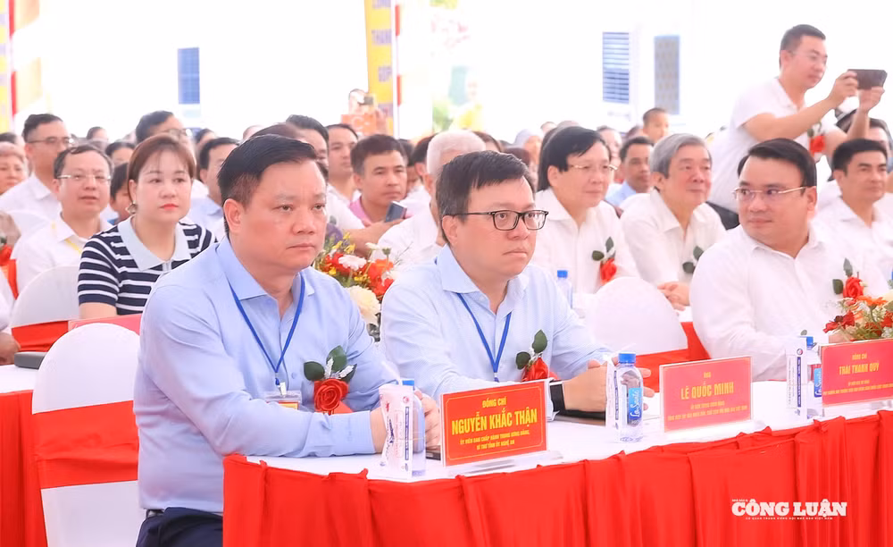 Các đại biểu tham dự buổi lễ động thổ - ghi dấu bước khởi đầu của công trình tâm linh và khu tưởng niệm nhà ba.