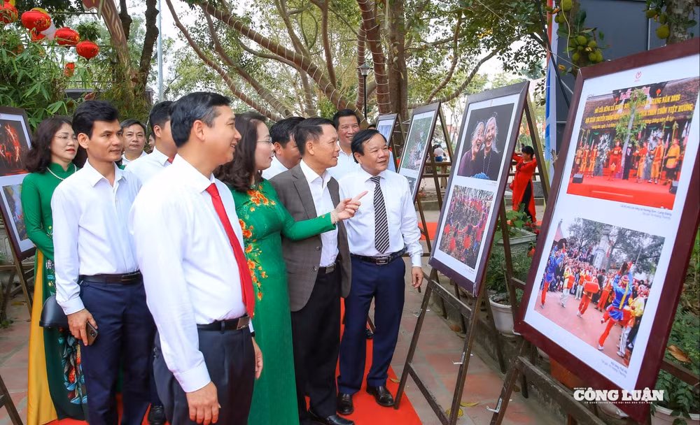 Các đại biểu tham quan khu trưng bày 100 bức ảnh báo chí phản ánh các sự kiện chính trị, thành tựu kinh tế - xã hội tiêu biểu của tỉnh Bắc