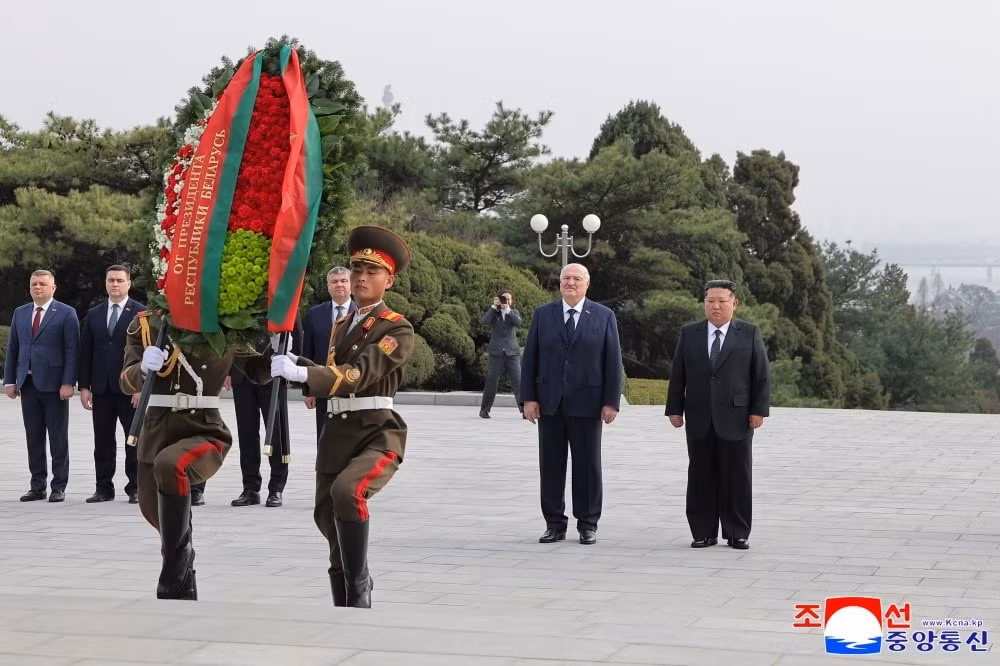 Alexandr Lukashenko, tổng thống Cộng hòa Belarus, trong chuyến thăm chính thức CHDC Triều Tiên, đã đặt vòng hoa tại Tháp Giải phóng vào ngày 25 tháng 3.