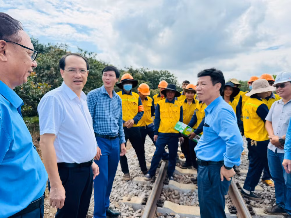 Đồng chí Trần Anh Tuấn - UVBCH Đảng bộ, Phó TGĐ TCT ĐSVN (Trưởng ban Tổ chức giải) đứng thứ hai từ trái qua thăm và động viên CNLĐ đang thi công trình 