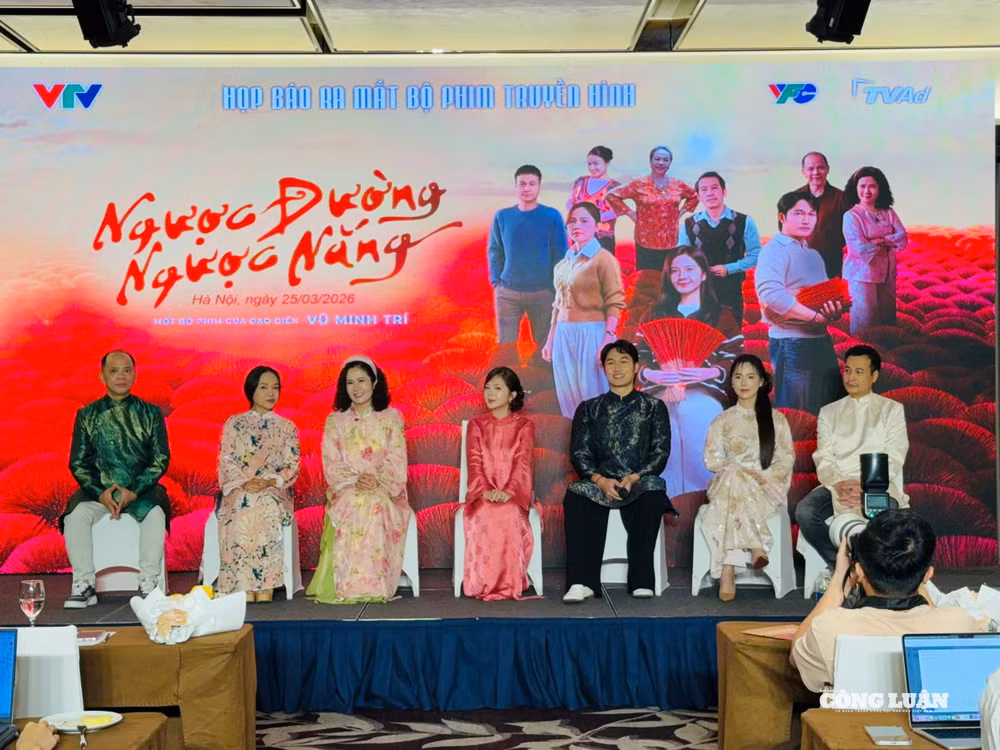 Dàn diễn viên Anh Tú (thứ 3 từ phải qua), Ngọc Huyền (thứ 2 từ phải qua) cùng các diễn viên phim 
