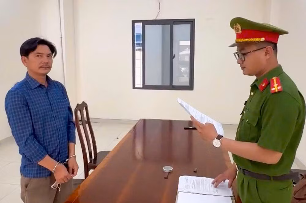 Công an tỉnh Khánh Hòa tống đạt quyết định bắt tạm giam đối với bị can Trần Văn Bình.jpg