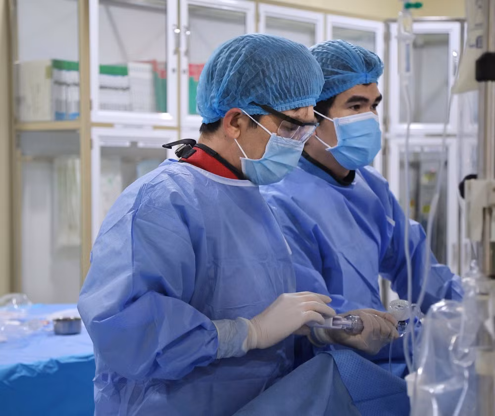 BS.CKI Trần Quỳnh An - Trưởng khoa Cấp Cứu, Trưởng Đơn vị Tim mạch can thiệp - đặt stent mạch vành cho anh T.V.N