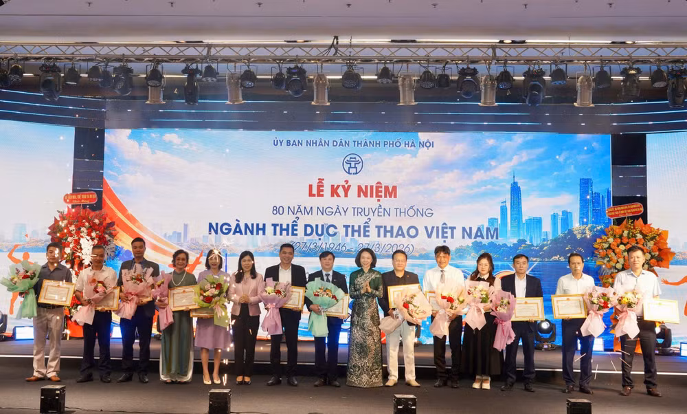 Các đồng chí lãnh đạo trao thưởng cho các tập thể cá nhân có nhiều thành tích trong hoạt động thể dục thể thao củaThủ đô.