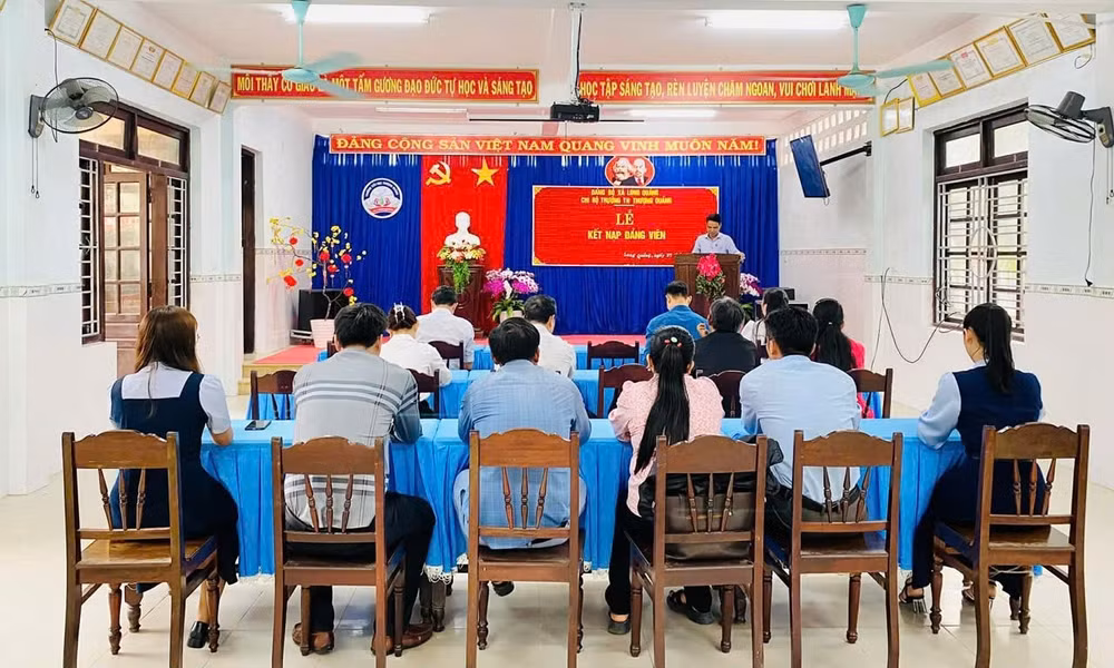 Lễ kết nạp đảng viên tại chi bộ Trường TH Thượng Quảng, xã Long Quảng, TP Huế.