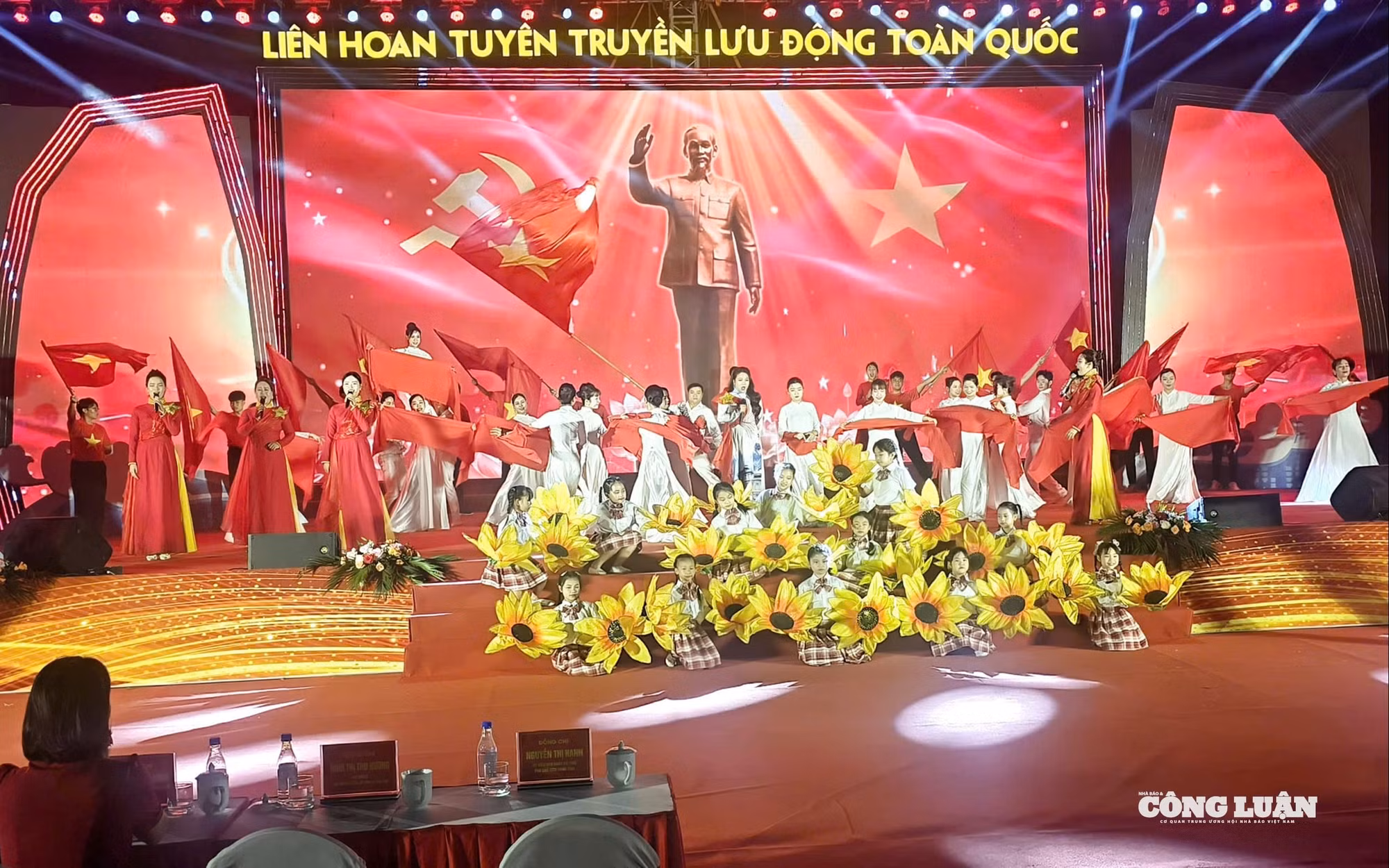 Một tiết mục nghệ thuật đặc sắc ca ngợi Đảng và Bác Hồ.