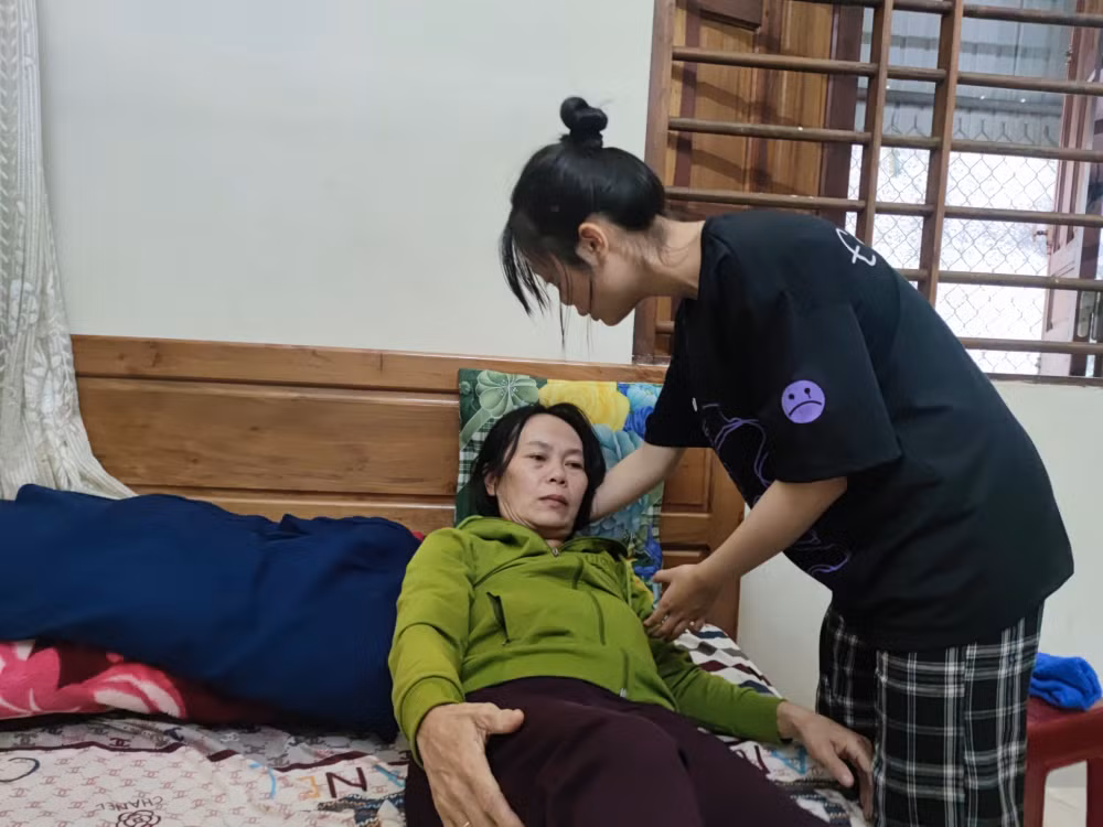 gia lai co be 14 tuoi tro thanh tru cot gia dinh nuoi em nho cham me bai liet hinh 1