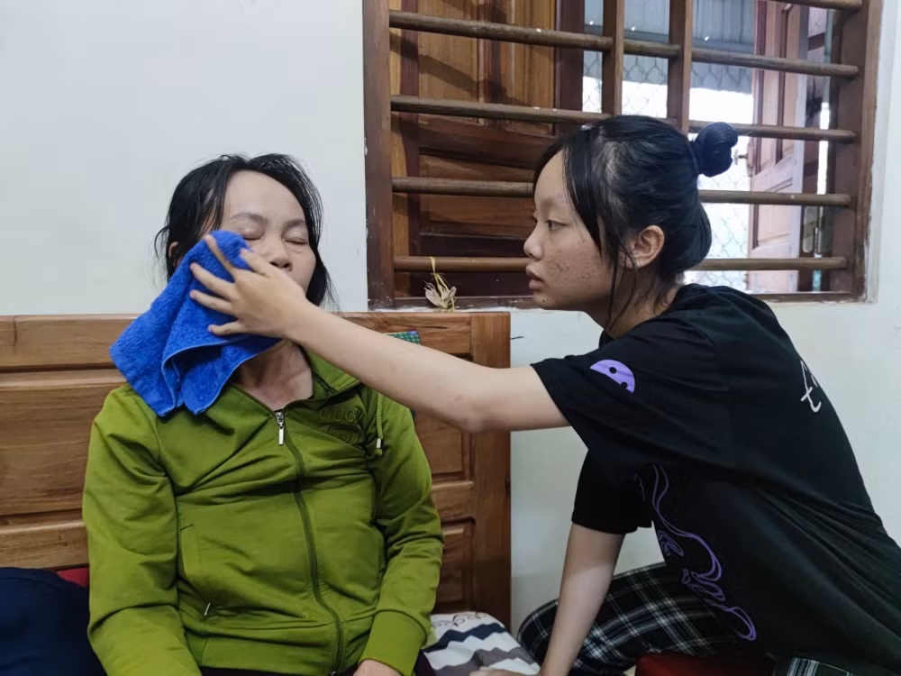 gia lai co be 14 tuoi tro thanh tru cot gia dinh nuoi em nho cham me bai liet hinh 3