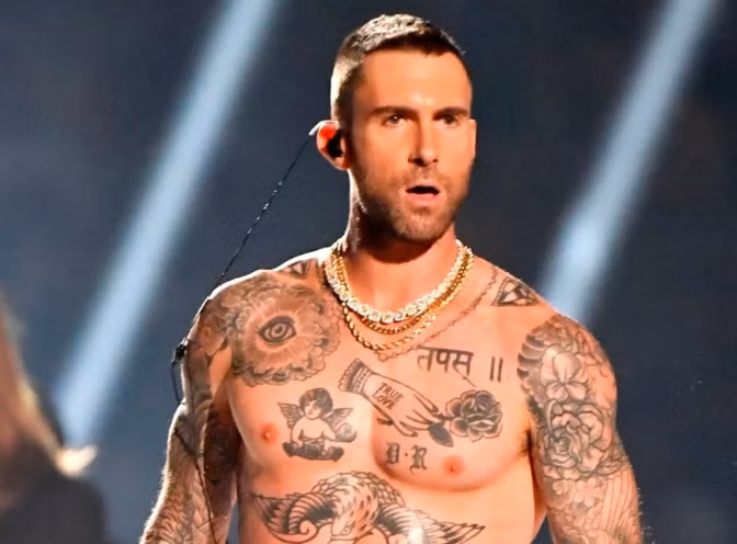 adam levine tiep tuc bi to tan tinh cac co gai goi cam hinh 3
