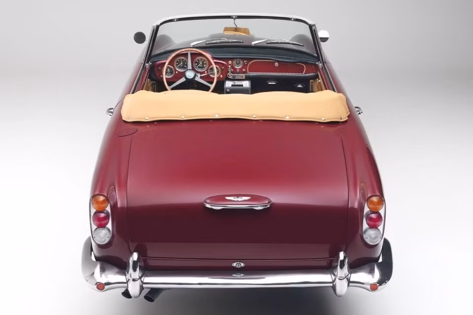 xe co aston martin db4 convertible doi 1962 duoc ban dau gia hinh 4
