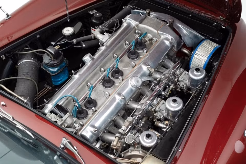 xe co aston martin db4 convertible doi 1962 duoc ban dau gia hinh 8