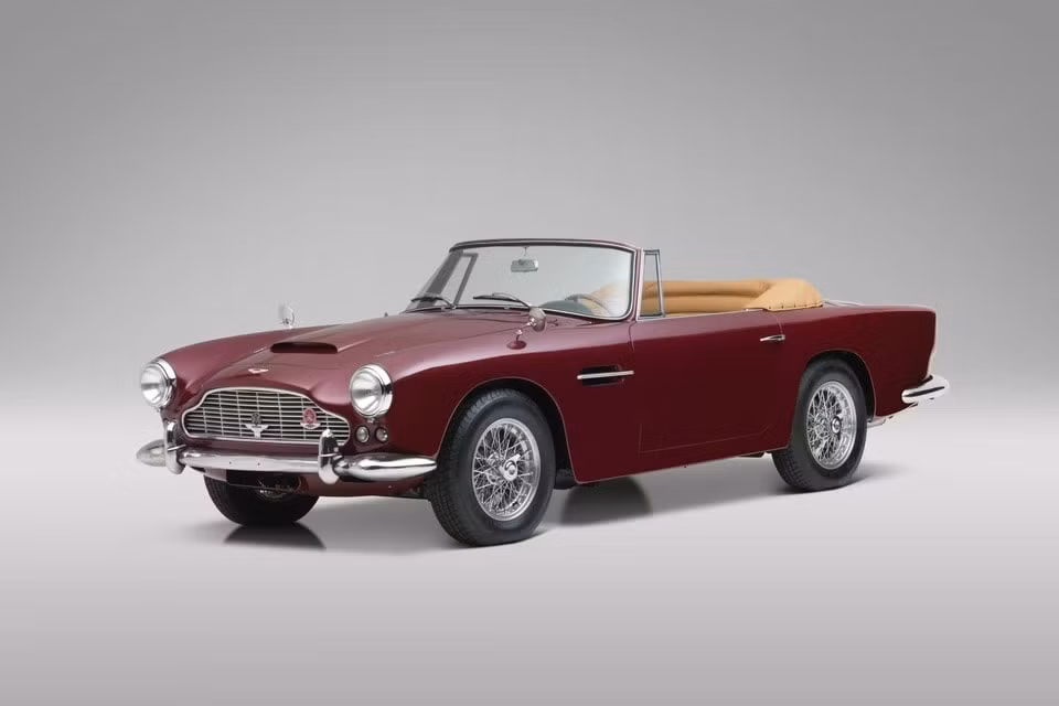 xe co aston martin db4 convertible doi 1962 duoc ban dau gia hinh 1