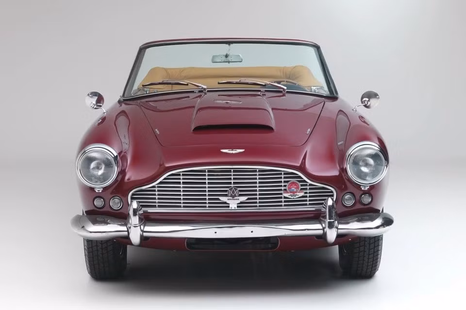xe co aston martin db4 convertible doi 1962 duoc ban dau gia hinh 5