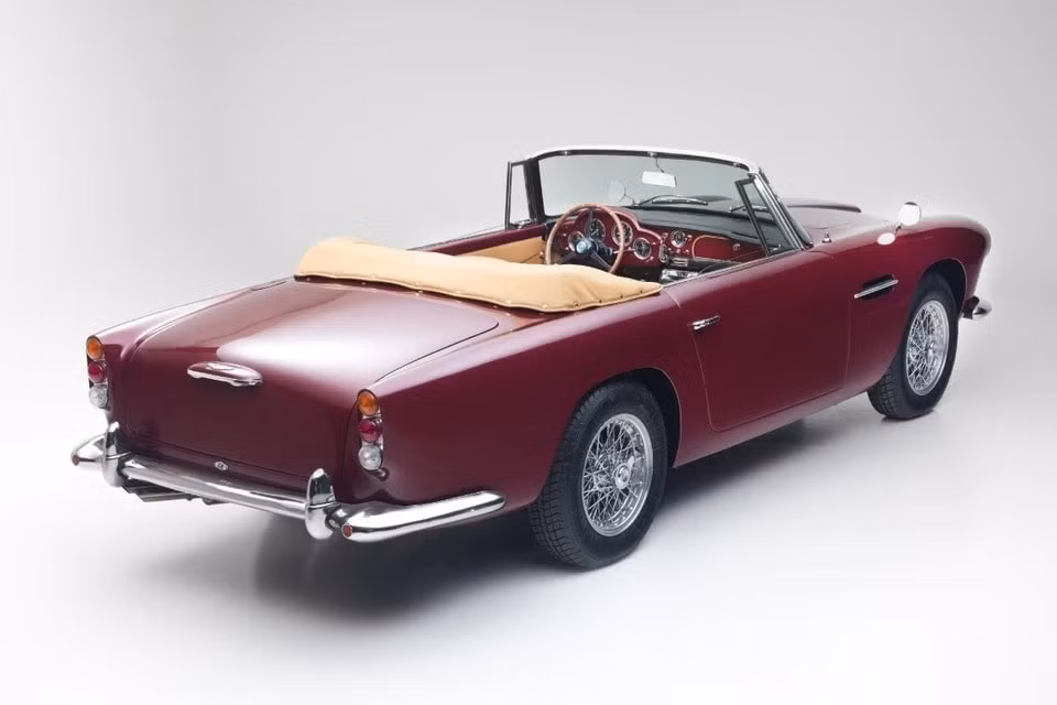 xe co aston martin db4 convertible doi 1962 duoc ban dau gia hinh 3