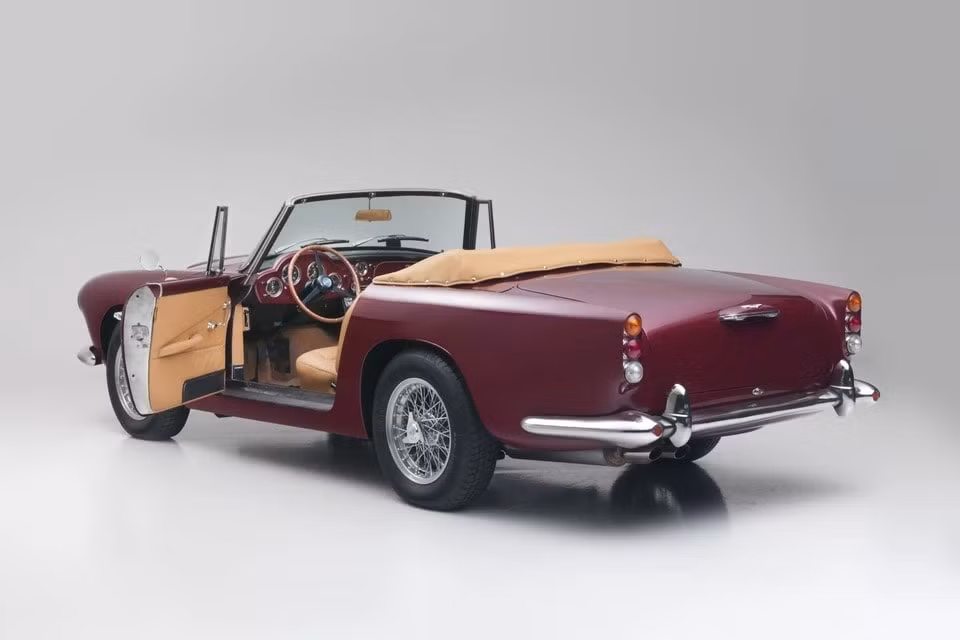 xe co aston martin db4 convertible doi 1962 duoc ban dau gia hinh 6