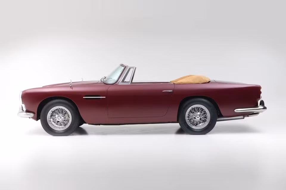 xe co aston martin db4 convertible doi 1962 duoc ban dau gia hinh 2