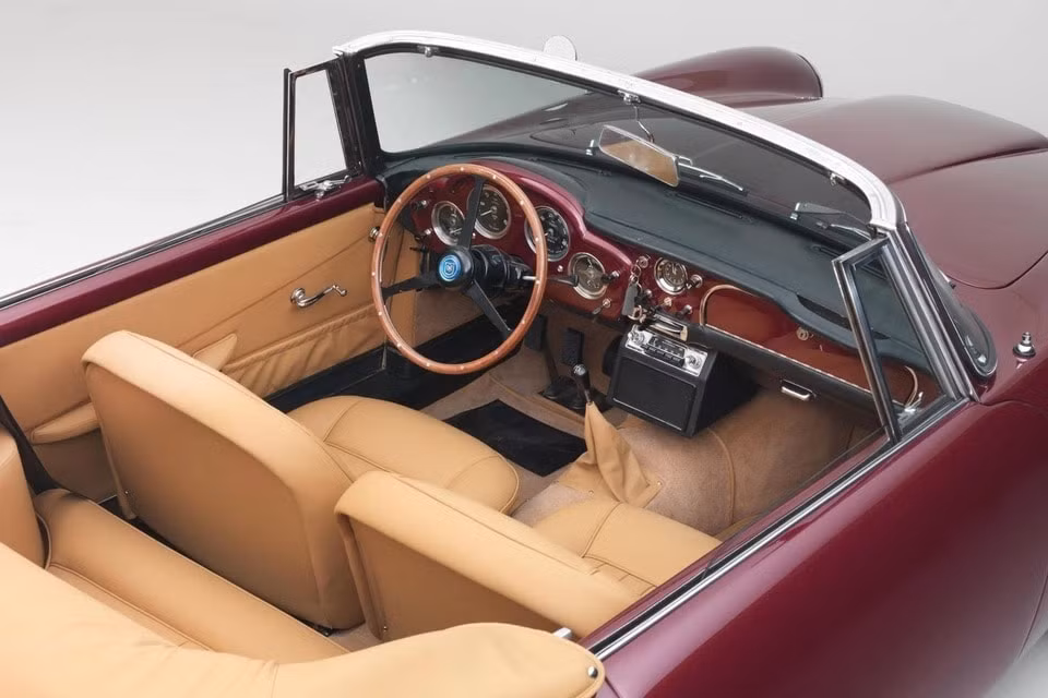 xe co aston martin db4 convertible doi 1962 duoc ban dau gia hinh 7
