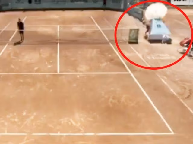 Cô gái nhặt bóng tennis suýt chết vì ghế trọng tài đổ vào người. Ảnh: internet