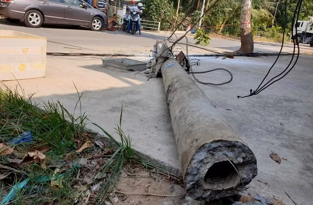 Cột điện trong khu dân cư bị kéo đổ khiến nhiều hộ dân mất điện. Ảnh: dantri.com.vn