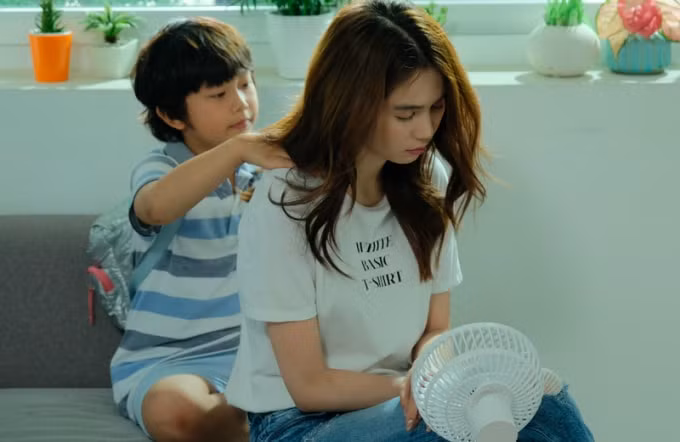Ngọc Trinh cho biết mình gặp nhiều áp lực khi vào vai một người mẹ đơn thân.