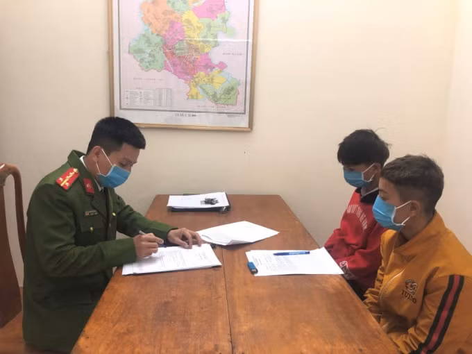 Hoàng Văn Truyền và Dương Văn Tuấn Anh tại Cơ quan Công an