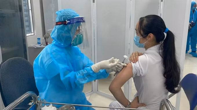Các cán bộ, nhân viên y tế tại Bệnh viện Nhiệt đới Trung ương là những người được tiêm những mũi vắc xin COVID -19 đầu tiên (ảnh TL).