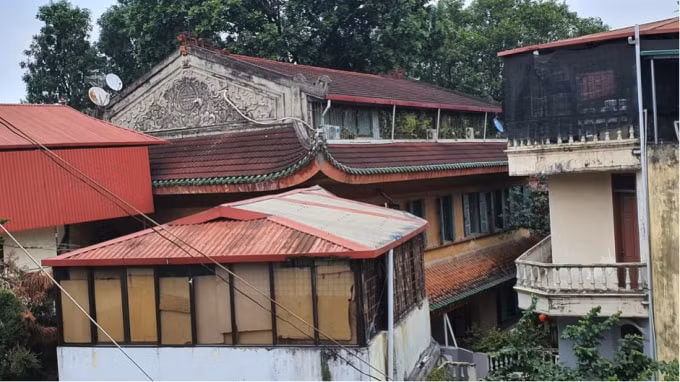 Trước đây, Dinh thự Bảo Đại nằm ngay mặt đường, giữa ngã 3 Hoàng Hoa Thám với dốc Ngọc Hà. Tuy nhiên do lịch sử bị các hộ dân lấn ra phía ngoài xây nhà che khuất, nên rất ít người biết đến tuyệt tác này.
