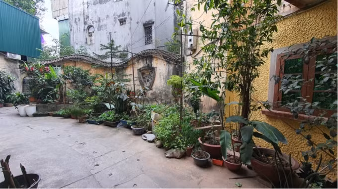 Trước đây, tòa dinh thự có riêng hẳn 1 vườn thượng uyển rộng hơn 300m2 ở phía trước với nhiều cây quý, được bao quanh bởi tường rào hình con rồng uốn lượn nhưng giờ không còn.