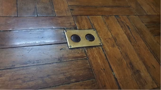 Ngoài ra, hệ thống cửa sổ và cửa ra vào dùng thanh ray trượt đến giờ vẫn hoạt động trơn tru. Tất cả các phòng đều có tủ âm tường bằng gỗ lim. Dinh thự này có cả gara ô tô đi luôn vào trong tầng hầm nhà chính.