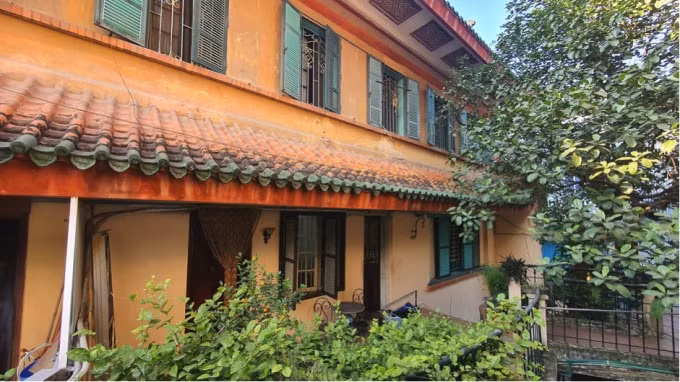 Vì mê kiến trúc Pháp cổ thời đó, nên người cô của vua Bảo Đại đã cho xây dựng như một dinh thự của Bảo Đại thu nhỏ với nguyên liệu nhập hoàn toàn từ Pháp, Ý.