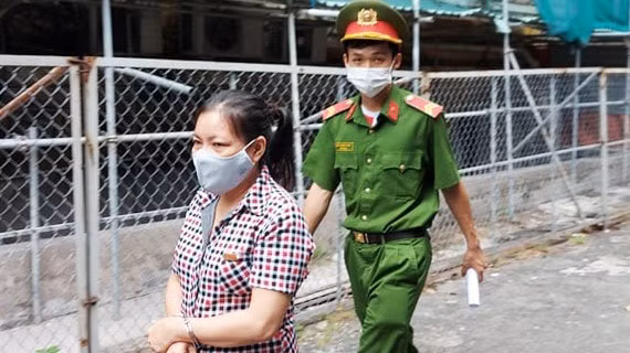 Công an dẫn giải 'tú bà' Phan Thị Bé Tám sau phiên tòa. Ảnh: tienphong.vn