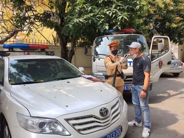 CSGT Hà Nội kiểm tra nồng độ cồn đối với lái xe ô tô lưu thông trên tuyến QL32. Ảnh: Báo Giao thông