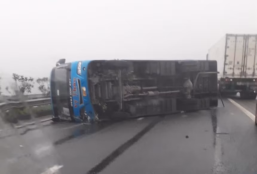 Hiện trường vụ lật xe khách trên cao tốc Nội Bài - Lào Cai. Ảnh: Zingnews.vn