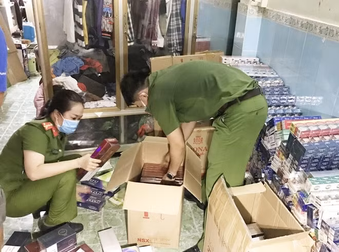 Lực lượng làm nhiệm vụ kiểm tra số thuốc lá ngoại nhập lậu (Ảnh: Hoàng Giang).