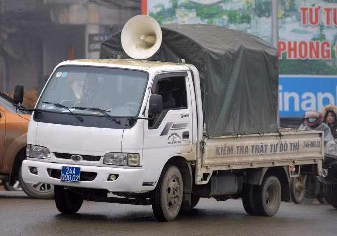 Đội tuyên truyền của thị xã đã liên tục phải cho xe đi kêu gọi, nhắc nhở các bà mẹ không cho con nhỏ đi bán hàng và vận động khách du lịch không mua hàng cho trẻ để tránh cho các bé bị lợi dụng.