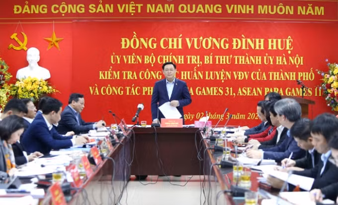 Bí thư Thành ủy Vương Đình Huệ phát biểu kết luận buổi làm việc