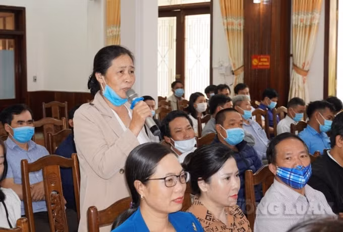 Cử tri huyện Đakarong trình bày về tình trạng mặt hàng nông nghiệp được mùa mất giá, được giá mất mùa.